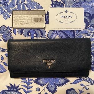 Prada Wallet 100% authentic!